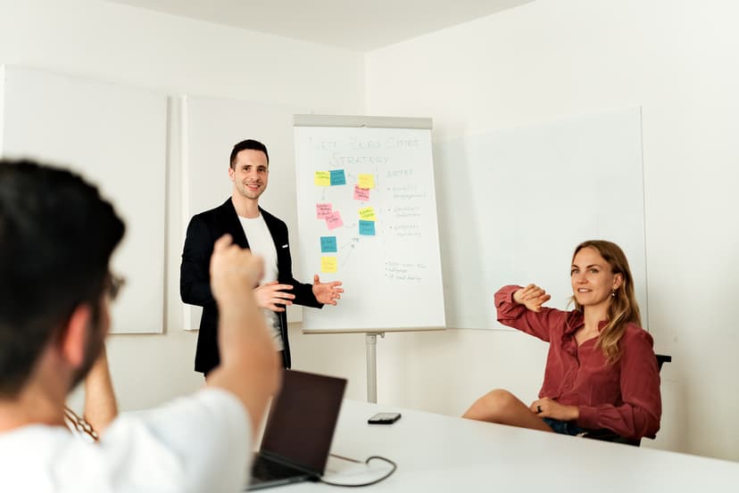 Foto einer Gruppe Menschen in einem Büro